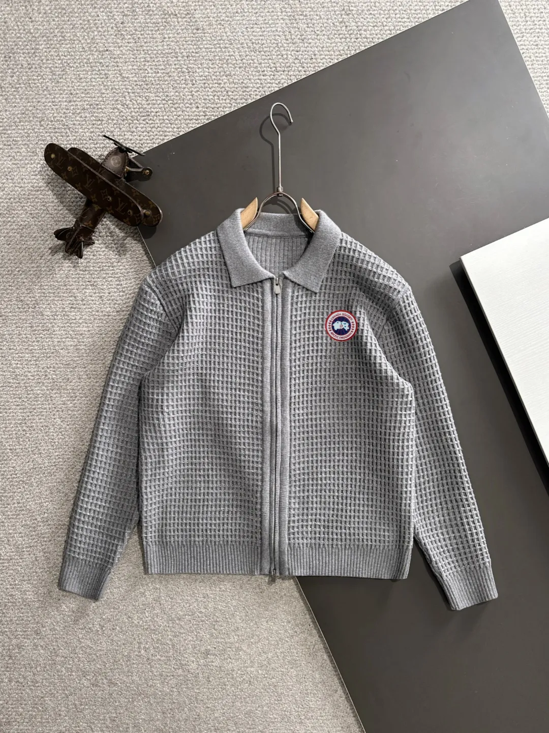 Next day shipping P460 Big Goose 2025 official website latest winter sweater, popular items are on sale at the counter simultaneously! Specially made of wool blended fabric. It feels comfortable and can be directly in contact with the skin. The logo badge is exquisitely embroidered, which is extremely eye-catching! The details highlight the fashionable charm of big brands. Exquisite workmanship. Three-dimensional cutting style. The wearing effect is invincible and handsome! All three standards are complete! Size: M-3XL